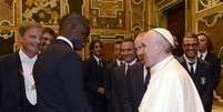 <p>Balotelli sorri ao conversar com o Papa Francisco no Vaticano</p>  Foto: Getty Images 