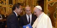 <p>Prandelli presenteou o Papa Francisco com camisa da Itália</p>  Foto: Getty Images 