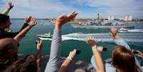 Público saúda saída do navio HMS Westminster do porto de Portsmouth em direção à Gibraltar, no sul da Espanha, onde fará escala como parte exercícios militares que já estavam previstos, mas que coincidem com uma crescente tensão entre Londres e Madri  Foto: AFP