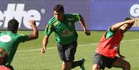 <p>Thiago Silva em treino da Seleção nesta terça: atrás de melhores condições físicas</p>  Foto: Mowa Press / Divulgação