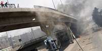 Manifestantes atiram viatura da polícia de ponte no Cairo em protesto contra a ação da polícia  Foto: AP
