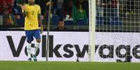 Daniel Alves lamenta após fazer gol contra que decretou a derrota do Brasil para a Suíça em amistoso  Foto: Bruno Domingos/Mowa Press / Divulgação