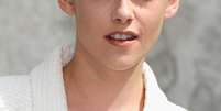 O look de Kristen Stewart é glamouroso com destaque para os olhos   Foto: Getty Images 