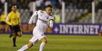 Neilton avan&ccedil;a com a bola no jogo Santos x Vasco   Foto: Futura Press