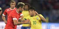 <p>Neymar teve dificuldades contra a conhecida forte marcação da Suíça </p>  Foto: AP