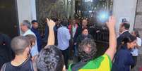 <p>Manifestantes também ocupam a frente da Câmara Municipal. Eles estão acampados em frente ao prédio e demonstram apoio ao grupo que está ocupando a Casa</p>  Foto: Marcello Dias / Futura Press