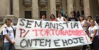 Grupo protesta na escadaria da Alerj antes da audiência, no Rio  Foto: André Naddeo / André Naddeo