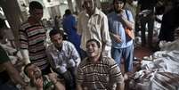 Egípcio chora ao lado de corpos em mesquita no Cairo   Foto: AFP
