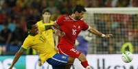 <p>Volante Luiz Gustavo participou da derrota da Sele&ccedil;&atilde;o Brasileira em amistoso diante da Su&iacute;&ccedil;a</p>  Foto: Reuters