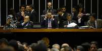 O presidente da Câmara, Henrique Eduardo Alves, durante sessão que aprovou royalties do petróleo para educação e saúde. O projeto segue agora para sanção presidencial  Foto: Fabio Rodrigues Pozzebom / Agência Brasil