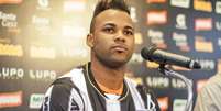 <p>Fernandinho &eacute; apresentado pelo Atl&eacute;tico-MG como refor&ccedil;o para a temporada</p>  Foto: Bruno Cantini/Atlético-MG / Divulgação