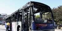 Ônibus é destruído por incêndio provocado por um grupo de pessoas que protestavam em  Osasco (SP)  Foto: Marcos Bezerra / Futura Press