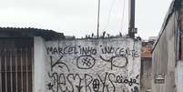 <p>Muros foram pichados alegando a inocência do adolescente</p>  Foto: Daniel Fernandes / Terra