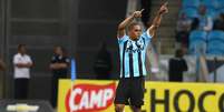 <p>Atacante Welliton &eacute; piv&ocirc; de negocia&ccedil;&atilde;o entre Gr&ecirc;mio e Coritiba</p>  Foto: Lucas Uebel / Grêmio FBPA / Divulgação