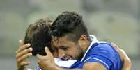 <p>Everton Ribeiro abraça Léo, autor do primeiro gol do Cruzeiro no jogo</p>  Foto: Juliana Flister/ Vipcomm / Divulgação
