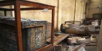 <p>Objetos do período faraônico são vistos no chão e em vidros quebrados dentro de museu de antiguidades na localidade de Minya, no Egito</p>  Foto: AP