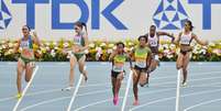 <p>Vanda Gomes deixa o bastão cair após recebê-lo de Franciela Krasucki e Brasil acaba desclassificado da final dos 4x100 m</p>  Foto: AP