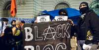 manifestantes ligados ao movimento Black Bloc fazem parte do protesto desta segunda-feira  Foto: Reynaldo Vasconcelos / Futura Press