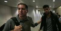 <p>David foi recepcionado por seu companheiro, o jornalista Glenn Greenwald, no Rio de Janeiro</p>  Foto: Ricardo Moraes / Reuters