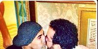 <p>Isaac Azar falou sobre a foto do beijo no atacante Emerson</p>  Foto: Instagram / Reprodução