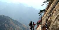 <p style="background-position: initial initial; background-repeat: initial initial;">O Monte Hua Shan, na China, é uma das trilhas mais perigosas do mundo<o:p></o:p></p>  Foto: Kudumomo / Flickr