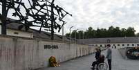 Cerim&ocirc;nia de homenagem &agrave;s v&iacute;timas da Segunda Guerra com Angela Merkel em Dachau  Foto: AP