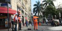 Na manhã desta terça-feira, garis e funcionários da Guarda Militar já faziam a fiscalização nas ruas do centro  Foto: Ale Silva / Futura Press