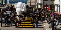 Com cartazes e um elefante branco inflável, policiais federais protestaram em São Paulo nesta terça-feira  Foto: Paulo Lopes/Sindipolfsp / Divulgação