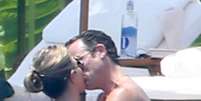 Jennifer Aniston e Justin Theroux curtiram a última terça-feira (20) na piscina do hotel em que estão hospedados, no México. O casal trocou beijos e carinhos no local  Foto: The Grosby Group