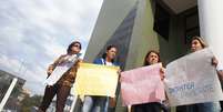 Os manifestantes ficaram cerca de uma hora na frente da sede do MP de Santa Maria, localizada perto do F&oacute;rum, no bairro Nossa Senhora de Lourdes  Foto: Luiz Roese / Especial para Terra