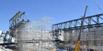 Segunda viga principal da cobertura da Arena, no Setor Bras&iacute;lio Itiber&ecirc;  Foto: CAP S/A / Divulga&ccedil;&atilde;o