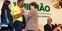 Dilma cumprimentou estudantes beneficiados pelo Fies durante solenidade em São Paulo  Foto: Roberto Stuckert Filho/PR / Divulgação