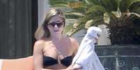 Aos 44 anos, Jennifer Aniston exibiu boa forma ao desfilar de biquíni pela área da piscina de um hotel no México, onde está de férias com o companheiro Justin Theroux  Foto: The Grosby Group