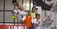 Gabriel festeja depois de fazer seu primeiro gol como profissional  Foto: Ricardo Saibun / Gazeta Press