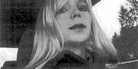 <p>Bradley Manning, condenado por fornecer documentos secretos para o WikiLeaks, retratado vestido de mulher nesta foto de 2010 obtida em 14/08/2013. Manning, soldado dos EUA condenado a 35 anos de prisão, quer viver como uma mulher chamada Chelsea</p>  Foto: U / Reuters
