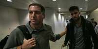 <p>O jornalista norte-americano Glenn Greenwald recebe seu companheiro, o brasileiro David Miranda, no aeroporto internacional do Rio de Janeiro; Miranda foi detido durante nove horas no aeroporto de Heathrow, em Londres, quando levava materiais da investigação de Greenwald</p>  Foto: Ricardo Moraes / Reuters