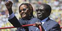 Mugabe na cerimônia de posse ao lado de sua mulher, Grace  Foto: Reuters