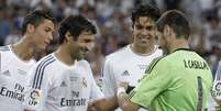 <p>Casillas entrega faixa de capit&atilde;o para Raul</p>  Foto: EFE