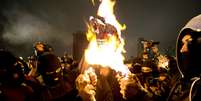 <p>Grupo queima exemplar da revista Veja em protesto</p>  Foto: Bruno Santos / Terra
