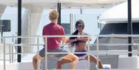 <p>Naomi pratica ioga em barco</p>  Foto: The Grosby Group