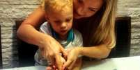 <p>Davi Lucca corta o bolo com ajuda da m&atilde;e, Carol Dantas</p>  Foto: Instagram / Reprodu&ccedil;&atilde;o
