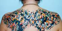 <p>Jackson Pollock foi inspiração para tatuagem que tomou boa parte das costas</p>  Foto: Pinterest / Reprodução