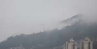 O Morro da Cruz, um dos pontos mais altos da capital catarinense, praticamente desapareceu pela manh&atilde;  Foto: Fabr&iacute;cio Escandiuzzi / Especial para Terra