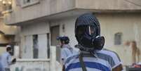 <p>Um ativista usando uma máscara de gás é visto na área de Zamalka, onde ativistas dizem que armas químicas foram utilizadas pelas forças leais ao presidente Bashar Al-Assad</p>  Foto: Bassam Khabieh / Reuters