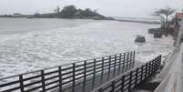 <b>26 de agosto</b> - &Aacute;gua do mar avan&ccedil;a e toma a faixa de areia na praia de Arma&ccedil;&atilde;o do P&acirc;ntano do Sul, em Florian&oacute;polis  Foto: Fabr&iacute;cio Escandiuzzi / Especial para Terra