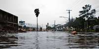 Chuva ininterrupta que cai em Porto Alegre (RS) desde quinta-feira deixou ruas alagadas na capital ga&uacute;cha  Foto: Raphael Seabra / Futura Press