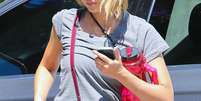 Jessica Alba usa bolsa de couro para ir à academia  Foto: The Grosby Group
