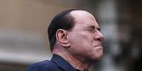 <p>Ex-primeiro-ministro italiano Silvio Berlusconi fecha os olho em reação a seus simpatizantes durante comício em protesto contra sua condenação por fraude fiscal no início de agosto</p>  Foto: Alessandro Bianchi / Reuters