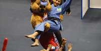 Mascote da competi&ccedil;&atilde;o brinca com Sarah depois da vit&oacute;ria na disputa do bronze  Foto: Reuters