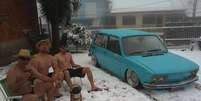 <p>Selvino, Anderson e Daniel tiraram fotografia só de bermuda e chinelo na neve em Caxias do Sul e viraram sucesso na internet</p>  Foto: Facebook / Reprodução